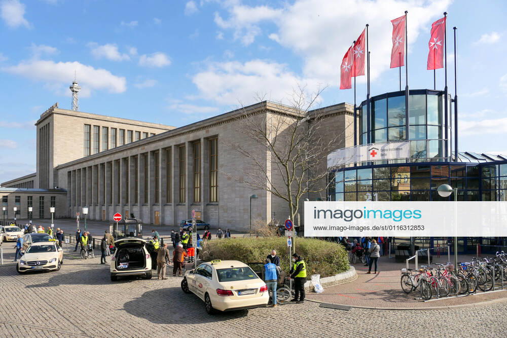 Ostersonntag,Berlin,Deutschland,GER,Corona-Impfzentrum Messe Berlin (Halle 21) (BioNTech)
