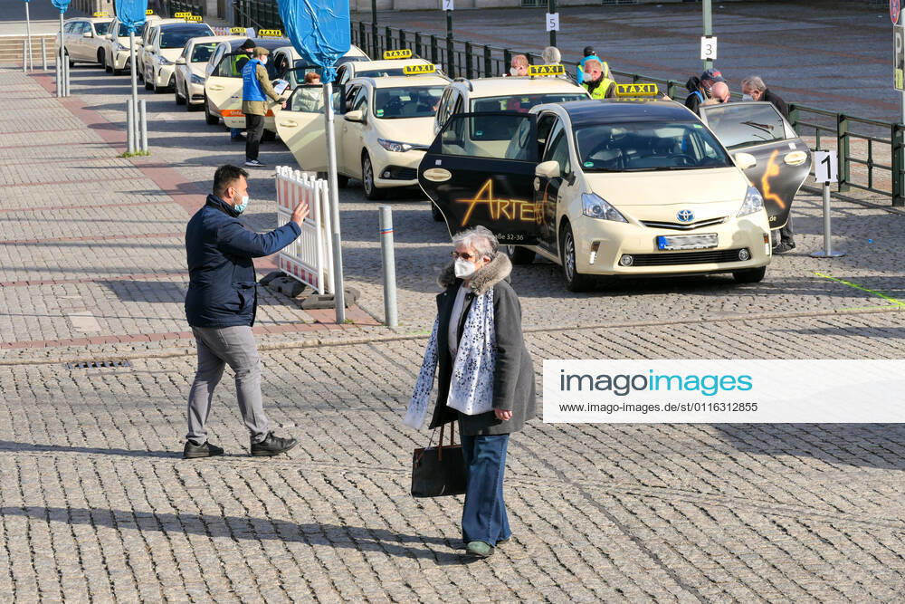 Ostersonntag,Berlin,Deutschland,GER,Corona-Impfzentrum Messe Berlin (Halle 21) (BioNTech)