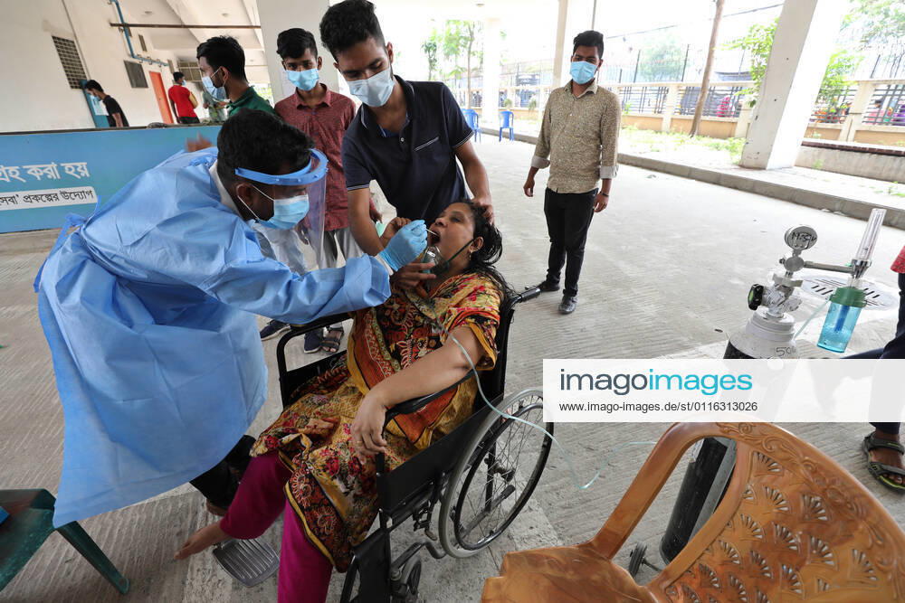 April, 04, 2021 A medical worker takes a sample from a women for a Covid-19 test at a hospital area in Dhaka, Bangladesh Dhaka Bangladesh - ZUMAr338 20210404_zip_r338_010