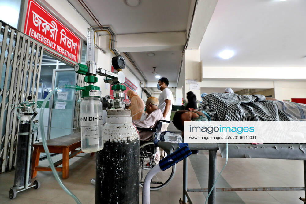 April, 04, 2021 People waiting outside of Emergency ward for treatment with oxygen in Mugda hospital, Dhaka, Bangladesh Dhaka Bangladesh - ZUMAr338 20210404_zip_r338_016