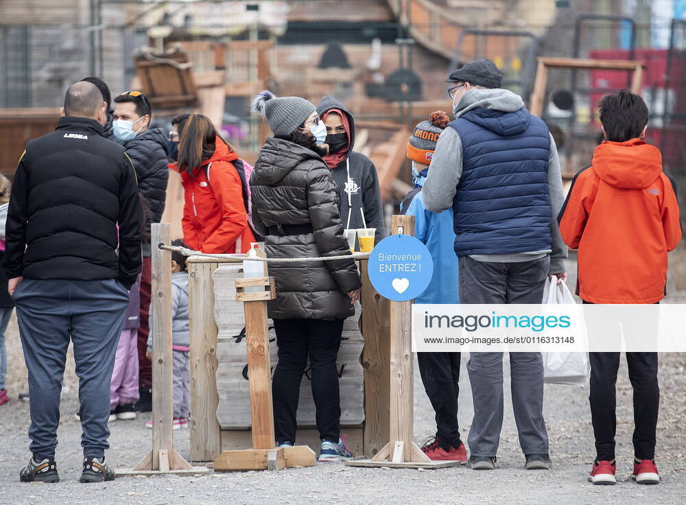 People wear face masks as they wait to enter an attraction in the Old Port in Montreal, Sunday, April 4, 2021. Montreal Canada - ZUMAc35_ 20210404_zaf_c35_036
