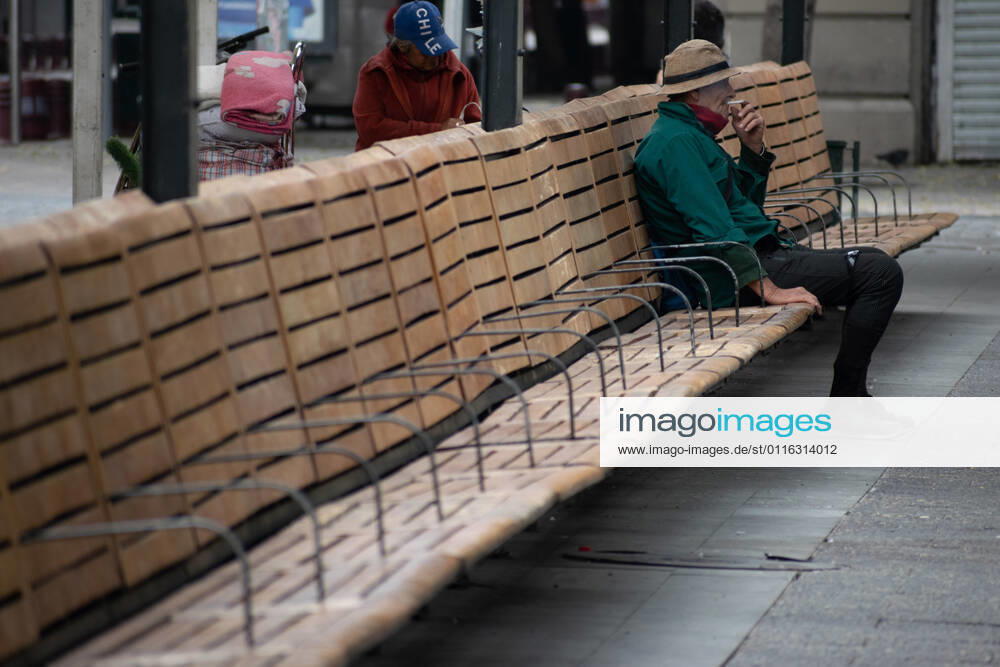 A man smokes a cigar on an empty bench in downtown Santiago, amid the total quarantine decreed last week for the Metropolitan Region. Santiago Chile - ZUMAb332 20210404_zip_b332_021