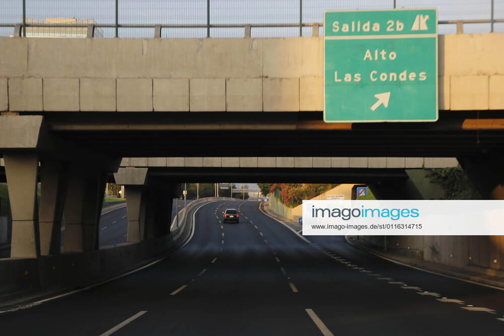 Low activity in streets and parks of the capital during the quarantine by coronavirus This Monday begin the new measures against the pandemic, curfew at 21 hours and restricted travel permits Marcelo Hernandez Atonchile, Santiago Chile Aton 499671