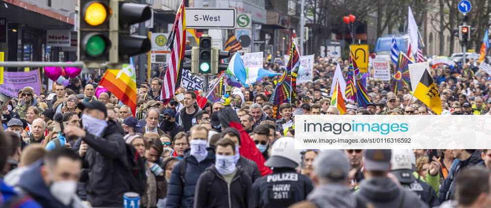 Querdenker und andere Gegner der Pandemie-Einschränkungen haben in Stuttgart ohne Abstand und meist ohne Schutzmaske demonstriert. Mindestens vier Demos mit 2500 Teilnehmern waren angemeldet, gekommen waren aber weit mehr. Hier der Zug der Demonstranten durch die Innenstadt über die B10 B14 zum offiziellen Versammlungsort, dem Cannstatter Wasen. Masken Fehlanzeige. Bis auf ein paar Herren vom sogenannten Heimatschutz. 03.04.2021: Europa, DEU, Deutschland, Baden-Württemberg, Stuttgart.