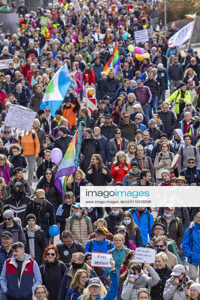 Querdenker und andere Gegner der Pandemie-Einschränkungen haben in Stuttgart ohne Abstand und meist ohne Schutzmaske demonstriert. Mindestens vier Demos mit 2500 Teilnehmern waren angemeldet, gekommen waren aber weit mehr. Hier der Zug der Demonstranten durch die Innenstadt über die B10 B14 zum offiziellen Versammlungsort, dem Cannstatter Wasen. 03.04.2021: Europa, DEU, Deutschland, Baden-Württemberg, Stuttgart.