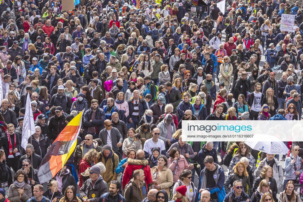 Querdenker und andere Gegner der Pandemie-Einschränkungen haben in Stuttgart ohne Abstand und weitgehend ohne Schutzmaske demonstriert. Mindestens vier Demos mit 2500 Teilnehmern waren angemeldet, gekommen waren aber weit mehr. 03.04.2021: Europa, DEU, Deutschland, Baden-Württemberg, Stuttgart.