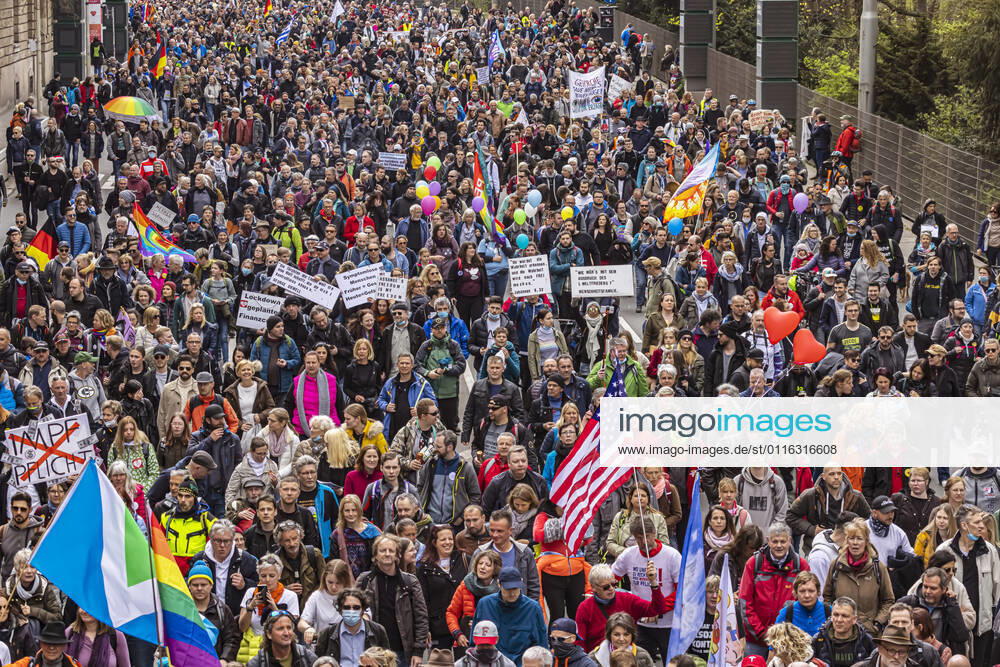Querdenker und andere Gegner der Pandemie-Einschränkungen haben in Stuttgart ohne Abstand und weitgehend ohne Schutzmaske demonstriert. Mindestens vier Demos mit 2500 Teilnehmern waren angemeldet, gekommen waren aber weit mehr. 03.04.2021: Europa, DEU, Deutschland, Baden-Württemberg, Stuttgart.