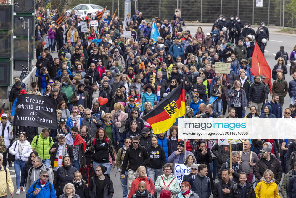 Querdenker und andere Gegner der Pandemie-Einschränkungen haben in Stuttgart ohne Abstand und weitgehend ohne Schutzmaske demonstriert. Mindestens vier Demos mit 2500 Teilnehmern waren angemeldet, gekommen waren aber weit mehr. Hier der Zug der Demonstranten durch die Innenstadt über die B10 B14 zum offiziellen Versammlungsort, dem Cannstatter Wasen. 03.04.2021: Europa, DEU, Deutschland, Baden-Württemberg, Stuttgart.