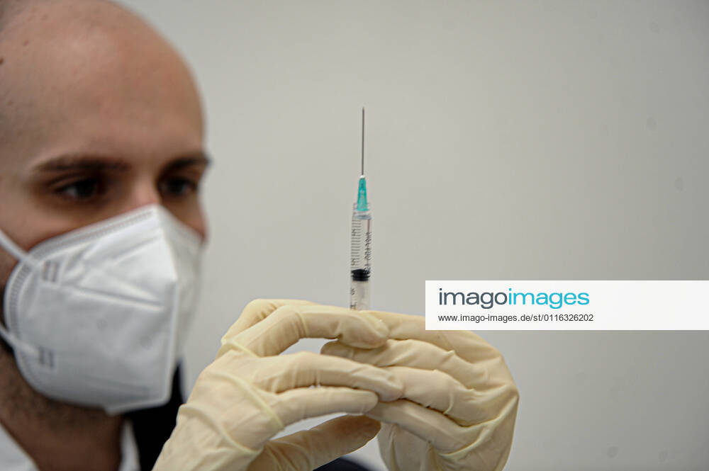 Italy: Vaccination campaign in Portici Vaccination is the watchword in these first months of 2021 and for the next ones. The order of priority with the phases of vaccination inoculation to citizens who ask to be vaccinated is decided by the government and by the individual regions. In Portici, all health management and bookings are carried out by the Campania Region and the Napoli3 Sud ASL, in collaboration with the Portici family doctors who have given their willingness to vaccinate at the Palazzetto dello Sport in Via Farina. The data speak of about 450 500 citizens vaccinated per day with the prospect of about 700 in the next. Portici Italy