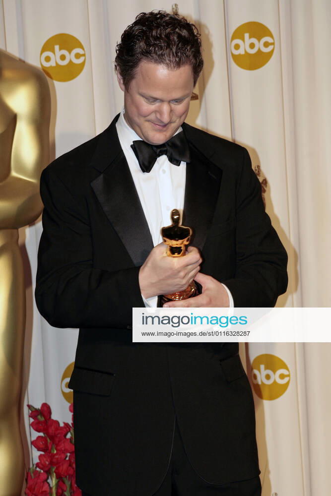 Florian Henckel von Donnersmarck mit dem Oscar für den besten fremdsprechigen Film Das Leben der Anderen im Press Room der Oscar Verleihung 2007 79th Annual Academy Awards im Kodak Theatre. Los Angeles