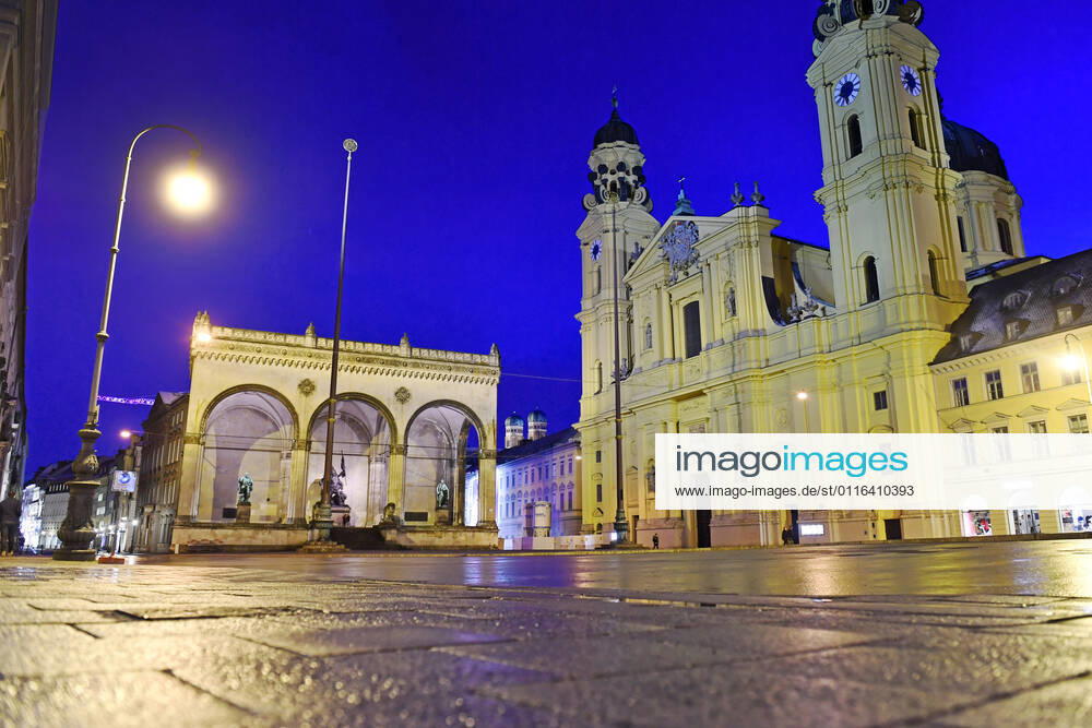 Themenbild-Kommt der Bruecken Lockdown, um die dritte Welle zu brechen? Menschenleerer Odeonsplatz in Muenchen mit Feldherrnhalle und Theatiner Kirche am 06.04.2021. Naechtliche Ausgangssperre,Ausgangsbeschraenkung,Nachtaufnahme,