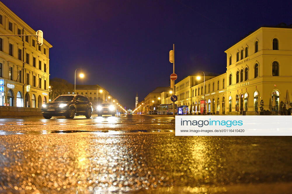 Themenbild: Coronavirus Pandemie-kommt nun der Bruecken Lockdown? Leere Leopoldstrasse ohne Autos und Menschen in Muenchen am 06.04.2021 abends nach Schneeregen.