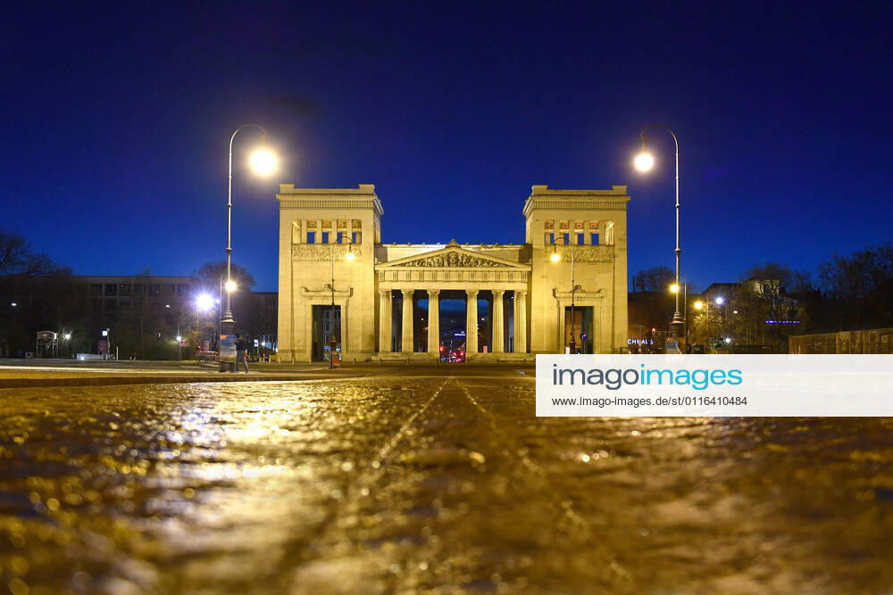 Themenbild: Coronavirus Pandemie-kommt nun der Bruecken Lockdown? Koenigsplatz ohne Autos und Menschen in Muenchen am 06.04.2021 abends nach Schneeregen.