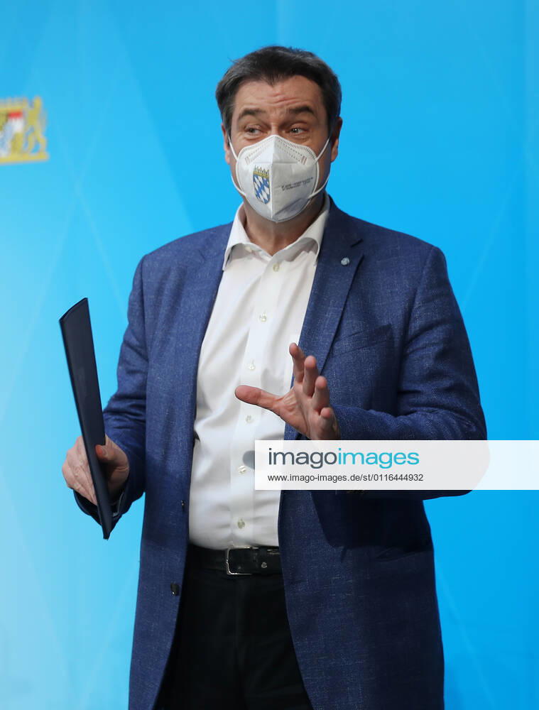 Pressekonfernez von Ministerpräsident Markus Söder - Soeder Dr. Markus Söder beim Small Talk mit einigen Journalisten nach der offiziellen Pressekonferenz, München Bayern Deutschland Prinz-Carl-Palais