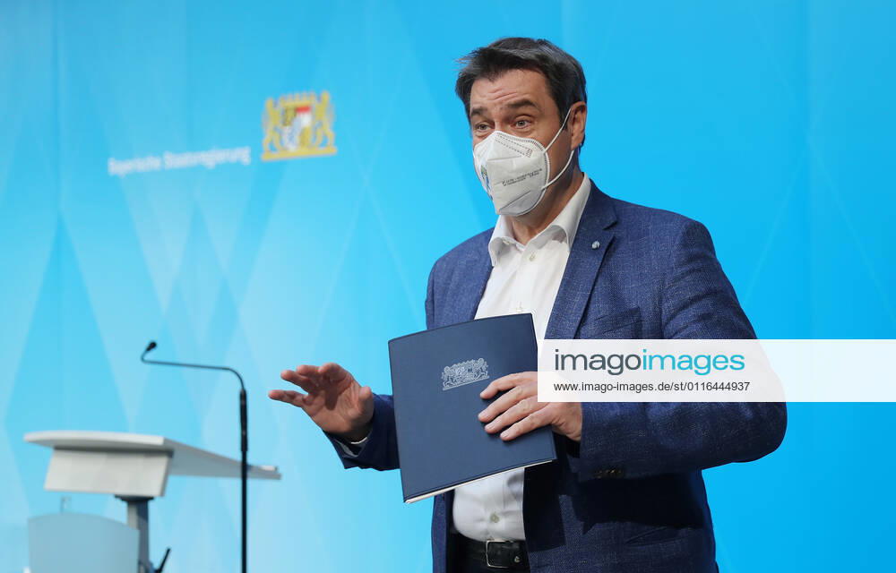 Pressekonfernez von Ministerpräsident Markus Söder - Soeder Dr. Markus Söder beim Small Talk mit einigen Journalisten nach der offiziellen Pressekonferenz, München Bayern Deutschland Prinz-Carl-Palais