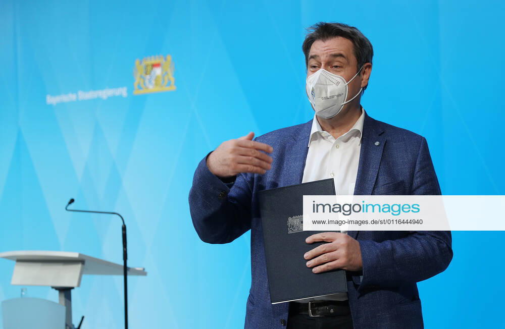 Pressekonfernez von Ministerpräsident Markus Söder - Soeder Dr. Markus Söder beim Small Talk mit einigen Journalisten nach der offiziellen Pressekonferenz, München Bayern Deutschland Prinz-Carl-Palais