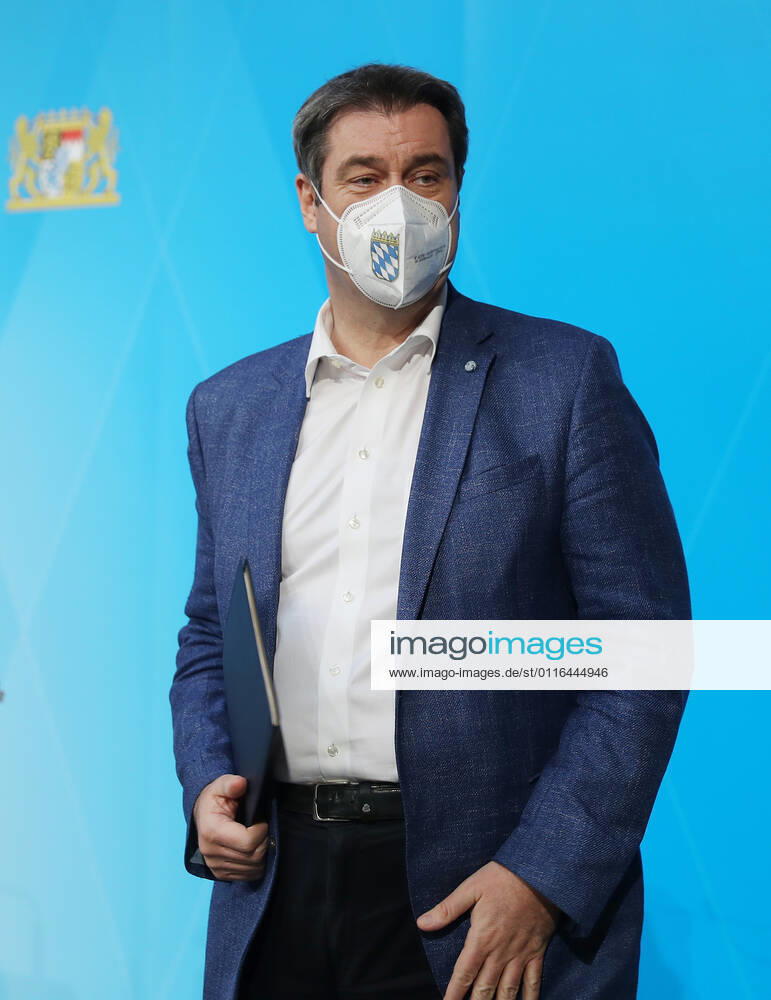 Pressekonfernez von Ministerpräsident Markus Söder - Soeder Dr. Markus Söder beim Small Talk mit einigen Journalisten nach der offiziellen Pressekonferenz, München Bayern Deutschland Prinz-Carl-Palais