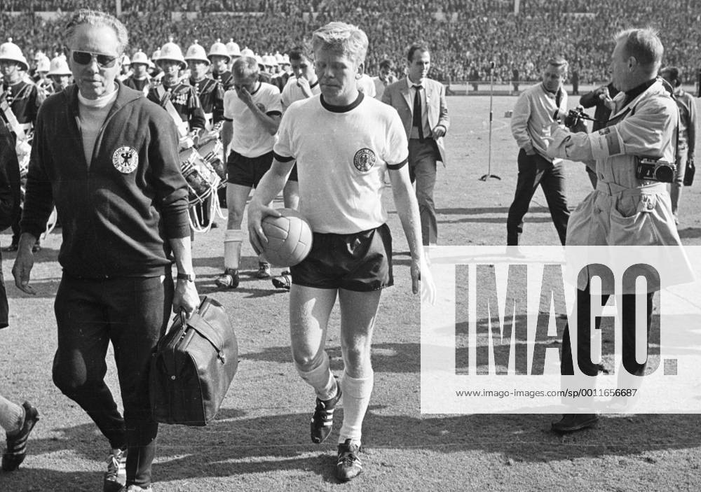 Fussball WM 1966, Helmut HALLER (BRD) mit dem Ball nach dem verlorenen WM Finale Deutschland - England 3:4 am 20.07.1966.