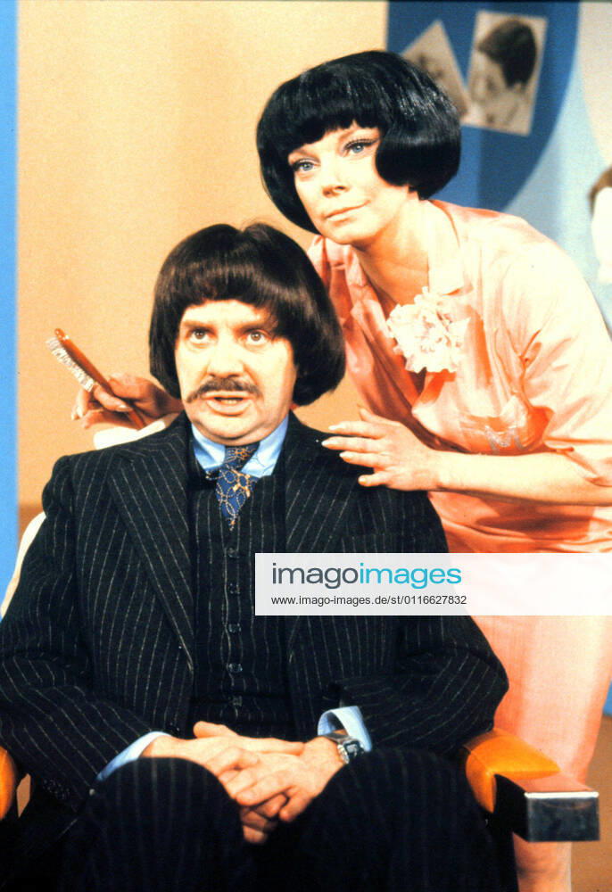 EIN VERRÜCKTES PAAR EIN VERRÜCKTES PAAR, ZDF TV Sketch-Serie, 1980, Folge: Herrenkosmetik, HARALD JUHNKE, GRIT BOETTCHER. EIN VERRUECKTES PAAR, ZDF TV sketch series, 1980, episode: Herrenkosmetik, Harald Juhnke, Grit Boettcher., Deutschland
