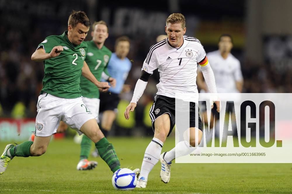 V.re:Bastian SCHWEINSTEIGER (GER),Aktion,Zweikampf gegen Seamus COLEMAN (IE). Länderspiel, WM-Qualifikation, Irland (IRL)-Deutschland (GER) 1-6. am 12.10.2012 in Dublin,Aviva Stadion