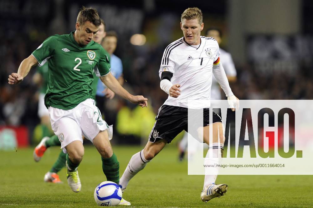 V.re:Bastian SCHWEINSTEIGER (GER),Aktion,Zweikampf gegen Seamus COLEMAN (IE). Länderspiel, WM-Qualifikation, Irland (IRL)-Deutschland (GER) 1-6. am 12.10.2012 in Dublin,Aviva Stadion