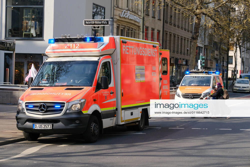 Düsseldorf 09.04.2021 Rettungswagen RTW Krankenwagen Feuerwehr Notarzt Blaulicht Sondersignale Düsseldorf Nordrhein-Westfalen Deutschland