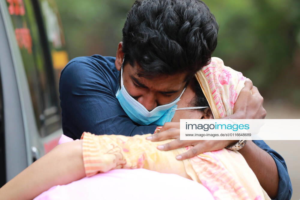 April,09,2021 Relatives are crying after they lose their relative in Covid-19 in Dhaka,Bangladesh Dhaka Bangladesh - ZUMAr338 20210409_zip_r338_006