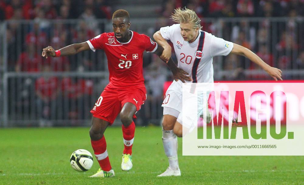 12.10. 2012 Stade de Suisse Bern , SCHWEIZ , Herren WM Qualifikationsspiel Saison 2012 2013 Schweiz - Norwegen Johan Djourou (li,Schweiz) gegen Alexander Toft Soderlund (Norwegen) ; Zweikampf , Aktion