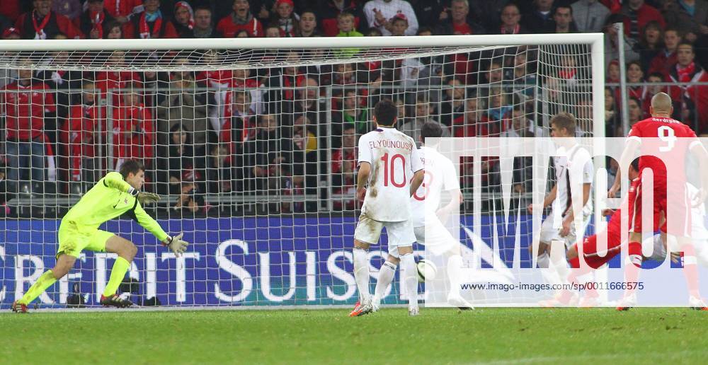 12.10. 2012 Stade de Suisse Bern , SCHWEIZ , Herren WM Qualifikationsspiel Saison 2012 2013 Schweiz - Norwegen TOR Mario Gavranovic (verdeckt von Eren Derdiyok) zum 1:0 für die Schweiz