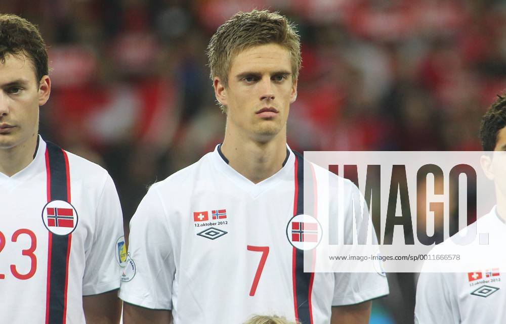 12.10. 2012 Stade de Suisse Bern , SCHWEIZ , Herren WM Qualifikationsspiel Saison 2012 2013 Schweiz - Norwegen Markus Henriksen (Norwegen) ; Einzelbild , Portrait , Nationalhymne