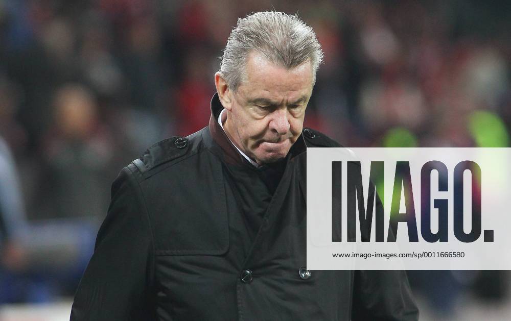 12.10. 2012 Stade de Suisse Bern , SCHWEIZ , Herren WM Qualifikationsspiel Saison 2012 2013 Schweiz - Norwegen Trainer Ottmar Hitzfeld (Schweiz) ; Einzelbild , Enttäuschung