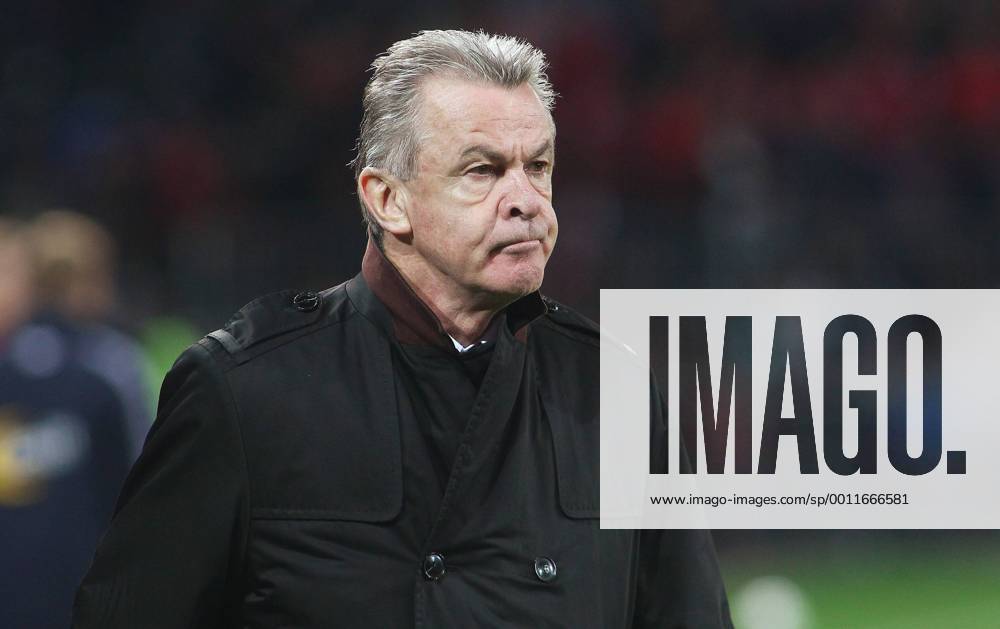 12.10. 2012 Stade de Suisse Bern , SCHWEIZ , Herren WM Qualifikationsspiel Saison 2012 2013 Schweiz - Norwegen Trainer Ottmar Hitzfeld (Schweiz) ; Einzelbild , Enttäuschung