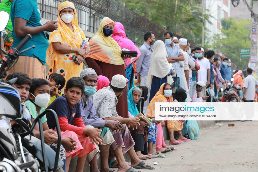 April, 10, 2021 People wait in a line to buy government subsidize goods from a TCB truck in Dhaka, Dhaka Bangladesh - ZUMAr338 20210410_zip_r338_002
