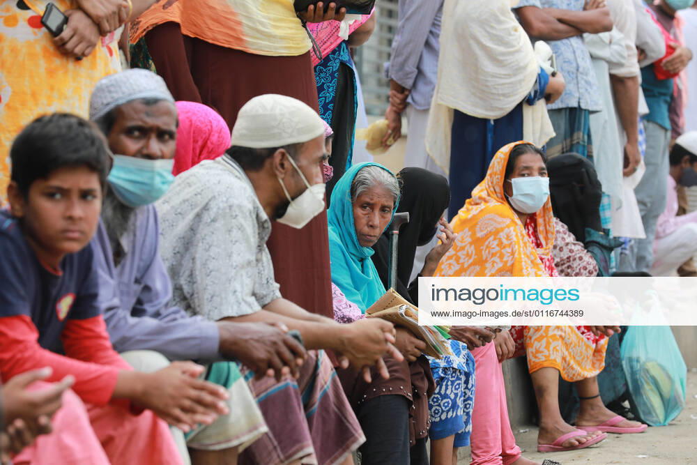 April, 10, 2021 People wait in a line to buy government subsidize goods from a TCB truck in Dhaka, Dhaka Bangladesh - ZUMAr338 20210410_zip_r338_003