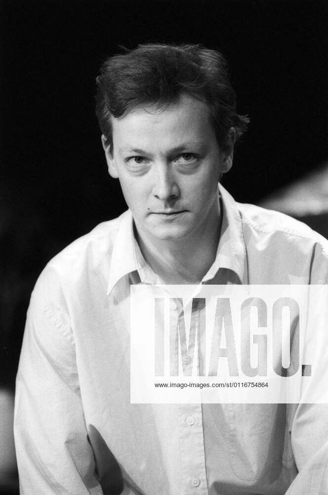 Matthias Brandt (Schauspieler) 02 91 ue Matthias Brandt im Februar 1991 im Theaterstück Goldener Westen von Sam Shepard Deutschland deutsch deutscher Mann Schauspiel Film TV Fernsehen Theater Drama True West Bühne Szene german actor hoch Portrait halb neutral sw