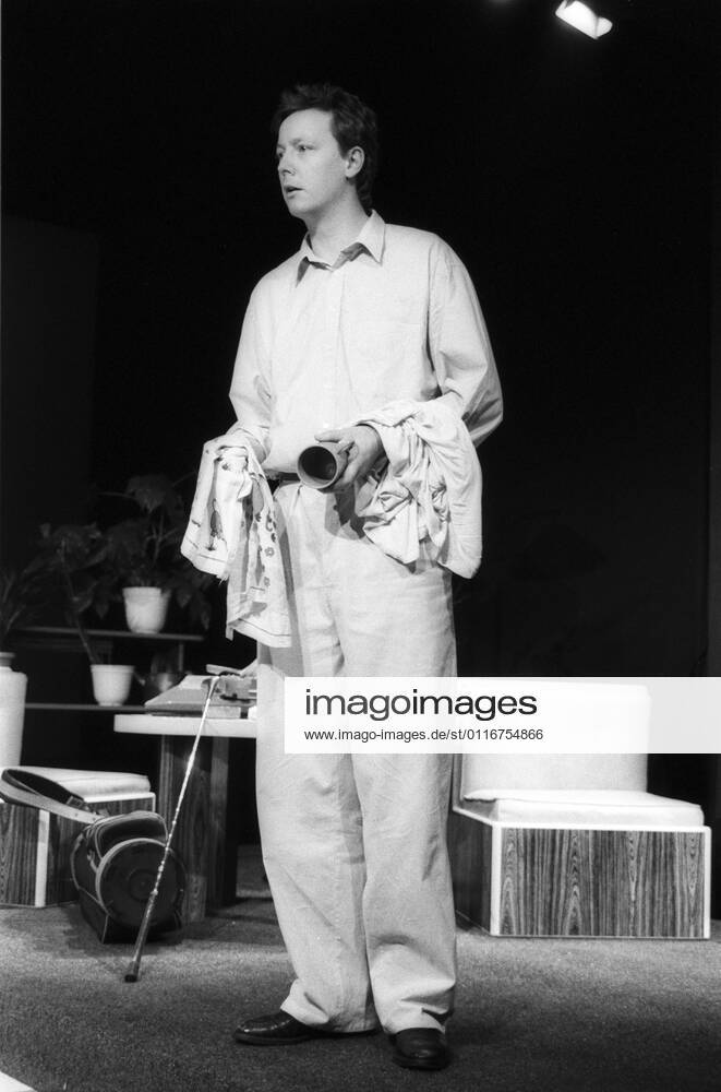 Matthias Brandt (Schauspieler) 02 91 ue Matthias Brandt im Februar 1991 im Theaterstück Goldener Westen von Sam Shepard Deutschland deutsch deutscher Mann Schauspiel Film TV Fernsehen Theater Drama Bühne Szene True West german actor hoch ganz stehend freistellbar neutral sw