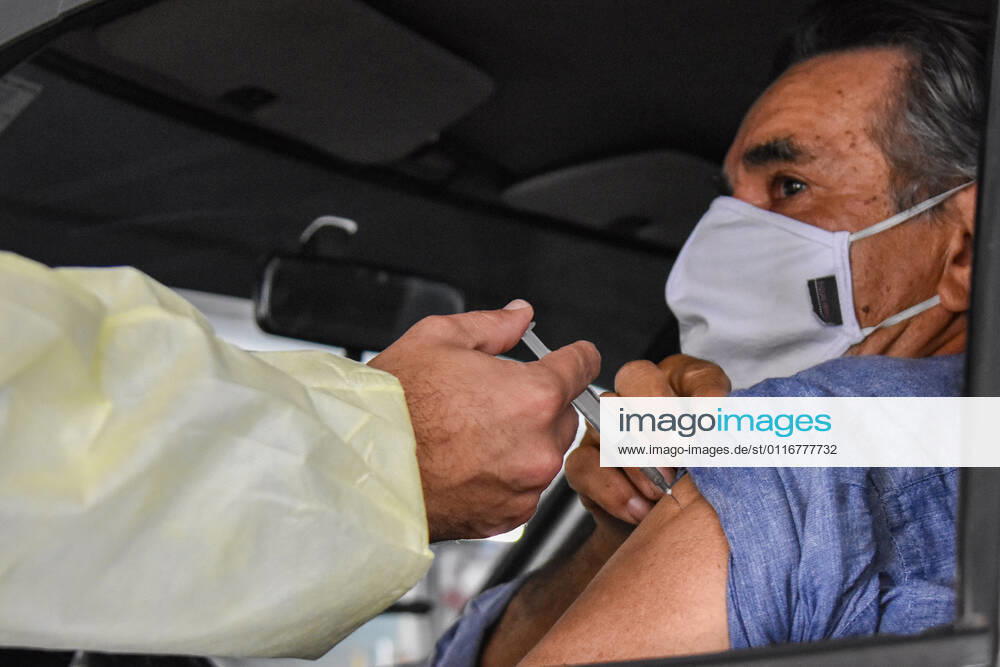 SÃO PAULO, SP - 12.04.2021: VACINAÇÃO CONTRA O COVID19 SP - Vaccination against Covid-19, (Coronavirus) at the drive thru post of Shopping Campo Limpo, this Monday (12). Elderly people over 67 years old, education professionals from 47 years old in drive thru and AMAS posts in the capital are being vaccinated. x2052682x RobertoxCasimiro