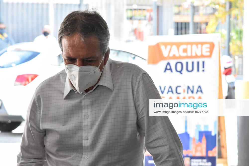 SÃO PAULO, SP - 12.04.2021: VACINAÇÃO CONTRA O COVID19 SP - Vaccination against Covid-19, (Coronavirus) at the drive thru post of Shopping Campo Limpo, this Monday (12). Elderly people over 67 years old, education professionals from 47 years old in drive thru and AMAS posts in the capital are being vaccinated. In the photo Edson Aparecido dos Santos, Municipal Secretary of Health of SP. x2052685x RobertoxCasimiro