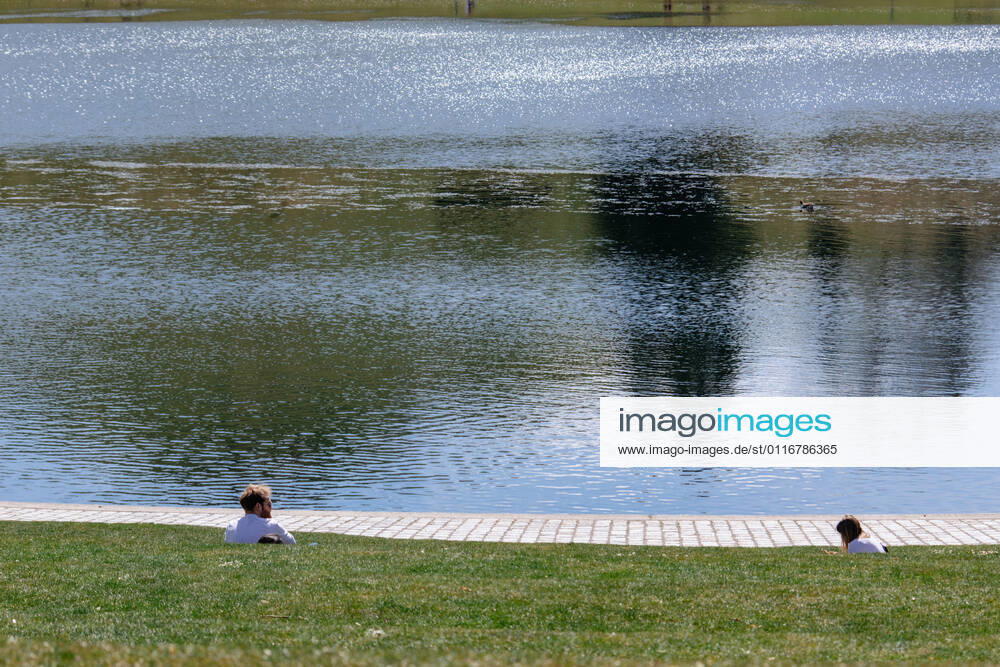 Freizeitaktivitäten im Olympiapark 09.04.2021 MÜNCHEN Zwei Personen am Olympiasee im Olympiapark in München. München Bayern Deutschland