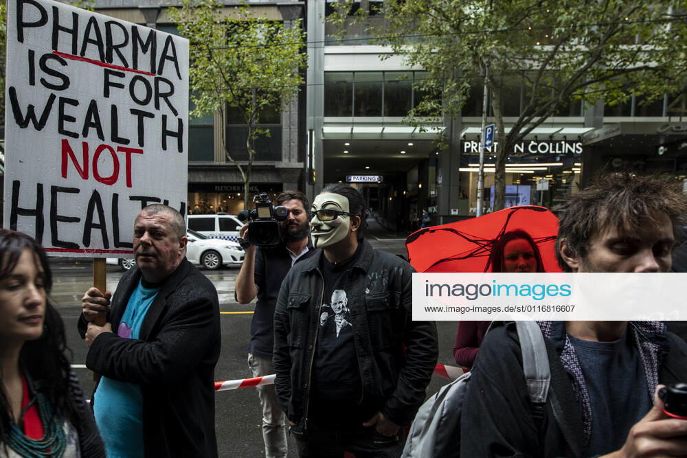 ANTI VACCINATION RALLY MELBOURNE, Protesters are seen gathering during an anti-vaccination rally outside the InterContinental hotel quarantine in Melbourne, Thursday, April 15, 2021. ( NO ARCHIVING, , NO USE IN BOOKS WITHOUT CONSENT MELBOURNE VIC AUSTRALIA