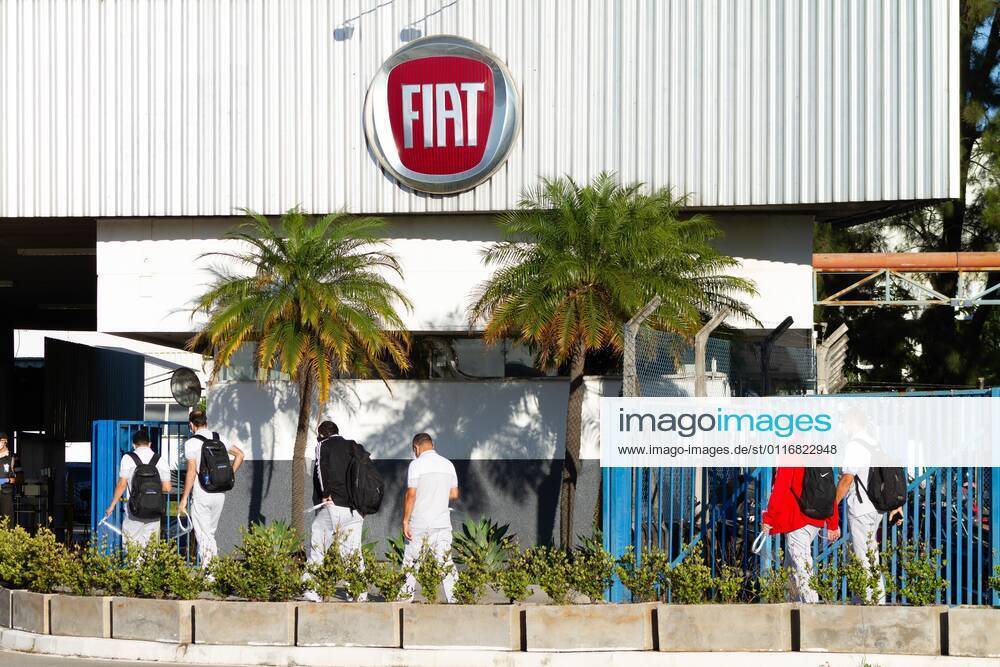 Coronavirus in Brasilien, FIAT lässt Mitarbeiter in Betim impfen BETIM, MG - 15.04.2021: FIAT DARÁ FÉRIAS PARA 2000 FUNCIONÁRIOS - FIAT will give collective vacations to 1,900 employees in Betim, MG. The automaker informed that starting next Monday the 19th it will give a collective vacation of 10 days due to irregularities in the supply of parts and electronic components. x2054067x LucianoxMariano