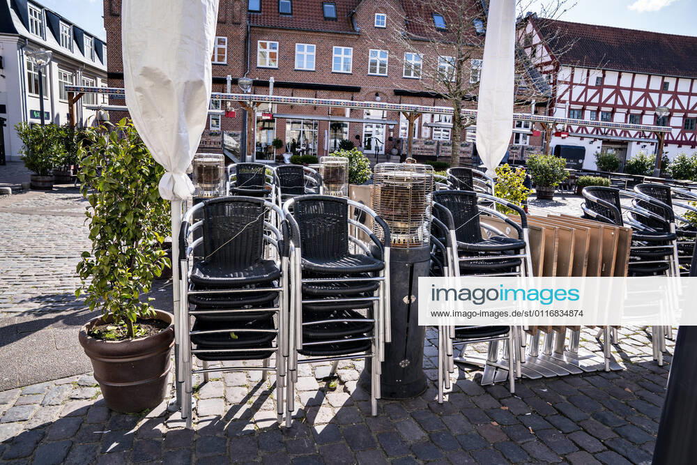 Stole og borde er klar til udendoers servering paa CW Obels Plads i Aalborg, 16. april 2021. Restauranter og caféer kan igen byde gaester velkommen indenfor fra den 21. april. Danmark er paa vej til at genaabne yderligere, og dermed kan danskerne snart se frem til en mere normal hverdag. Det skyldes den aftale, som alle Folketingets partier med undtagelse af Nye Borgerlige indgik natten til fredag.. , Aalborg Jylland