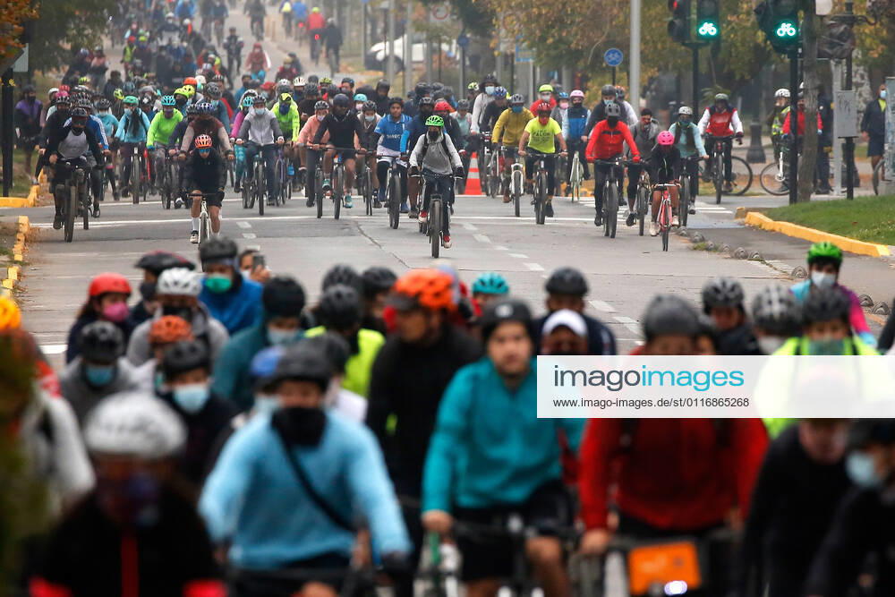 Large influx of cyclists in a new day of sports strip during the quarantine by coronavirus pandemic Jonnathan Oyarzun Aton Chile, Santiago Chile Aton Chile Aton 502928