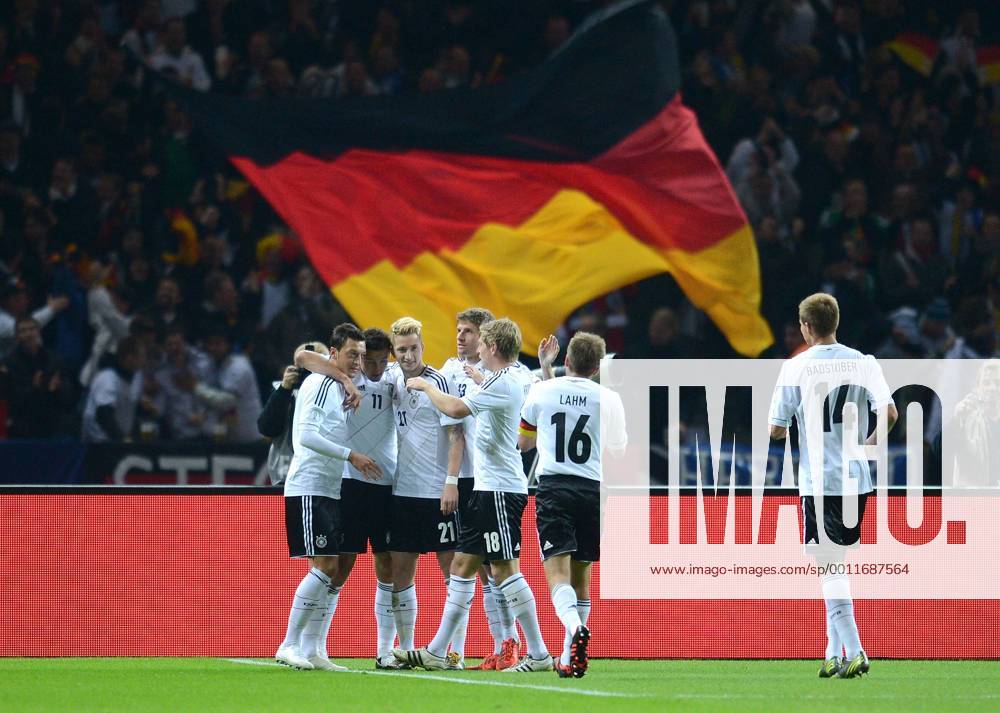 WM Qualifikation 2014 16.10.2012 Deutschland - Schweden Jubel nach dem Tor Mesut Özil, Miroslav Klose, Marco Reus, Thomas Müller und Toni Kroos (v. li., Deutschland)