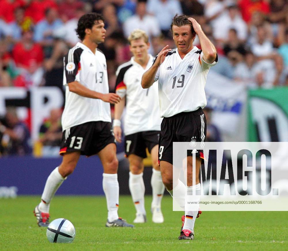 Bernd Schneider (Deutschland) Fußball EM Herren Euro 2004, Europameisterschaft, Länderspiel, Nationalmannschaft, Nationalteam, Gruppe D Einzelbild Lissabon