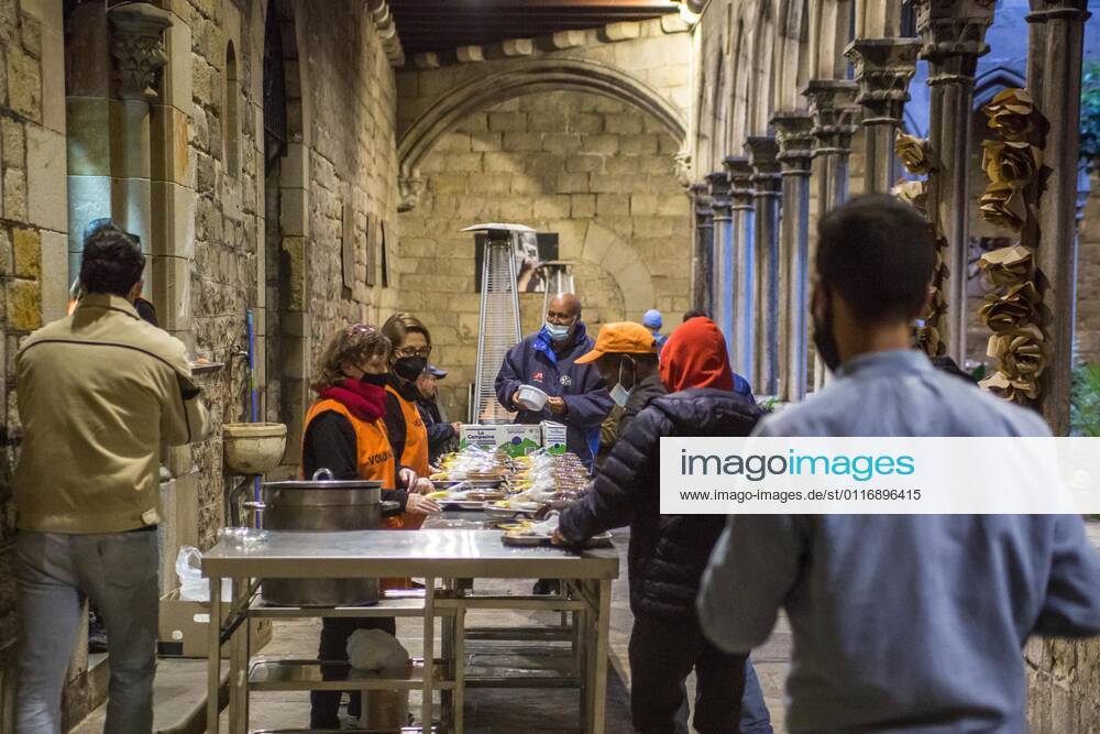 People are seen serving the iftar, an evening meal with which end the day s fasting..Ramadan, the Muslim holy month of fasting began without great festivities for Muslims in Catalonia, due to the 10 p.m. curfew past by the state. The Association of Moroccan Women of Barcelona has found a space in the Catholic parish of Santa Anna to celebrate iftar, the meal that ends the daily fast of Ramadan at sunset. The parish, in conjunction with the Association, opens the doors to serve iftar every day at 8:30 p.m. during the Ramada period. Barcelona Spain - ZUMAs197 20210420_zaa_s197_153