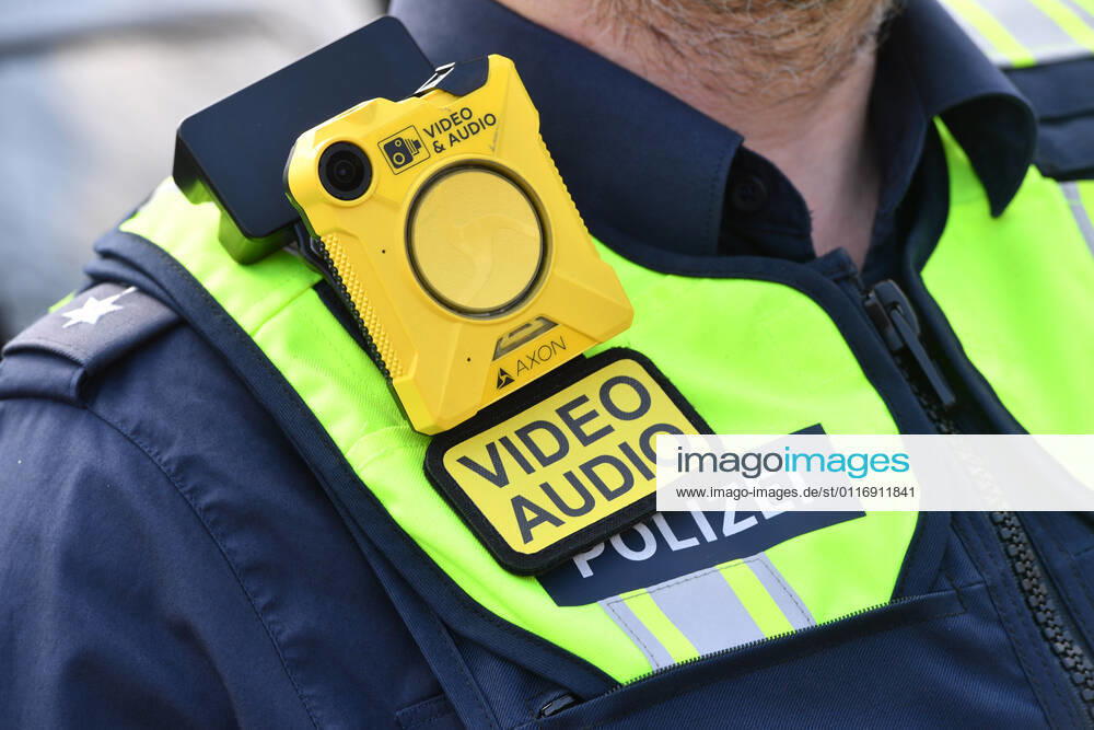 Themenbild Bodycam bei der Polizei. Ein Geraet zur Video - und Audioaufzeichnung an der Uniform eines Polizisten in Schulterhoehe,
