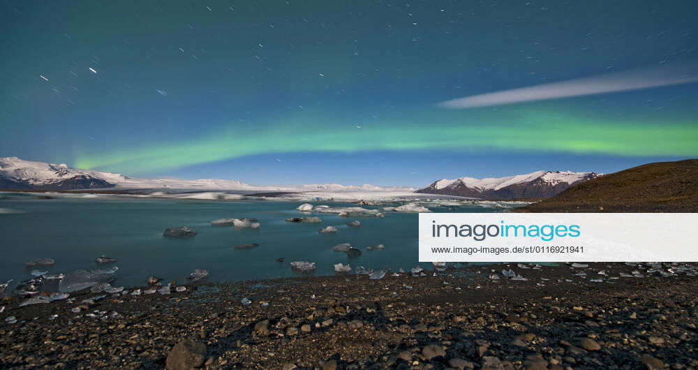 The famous glacier lagoon Jökulsárlón with northern lights Höfn, Iceland CR_THHE210422A-724924-01