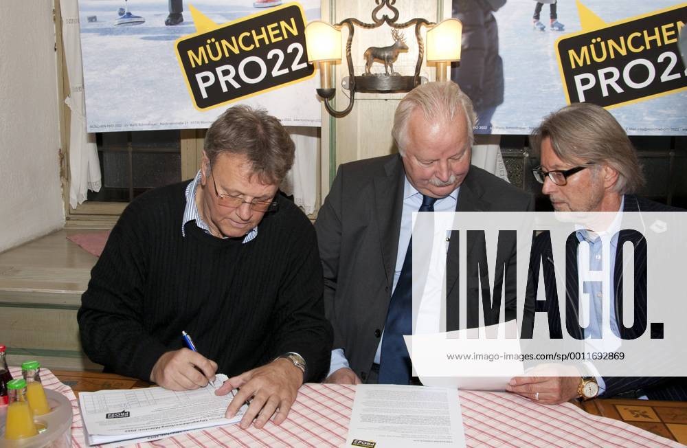 München,Presseinformation zu München PRO22 Olympische und Paraolympische Winterspiele 2022, Hans-Ulrich Hesse, Vorsitzender des Bayerischen Landes-Sportsverband e. V. Kreis München, Mario Schmidbauer CSU Stadtrat und Prof. Knut Föckler Vorstand des gemeinnützigen Foerdervereins KEINE MACHT DEN DROGEN e. V. im Ratskeller beim unterschreiben des Buergerbegehrens