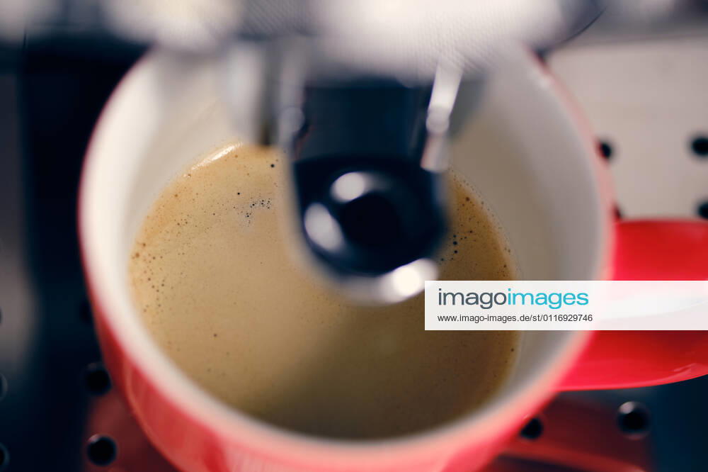Rote Tasse unter einer Kaffeemaschine wird befüllt. Wien Wien Austria